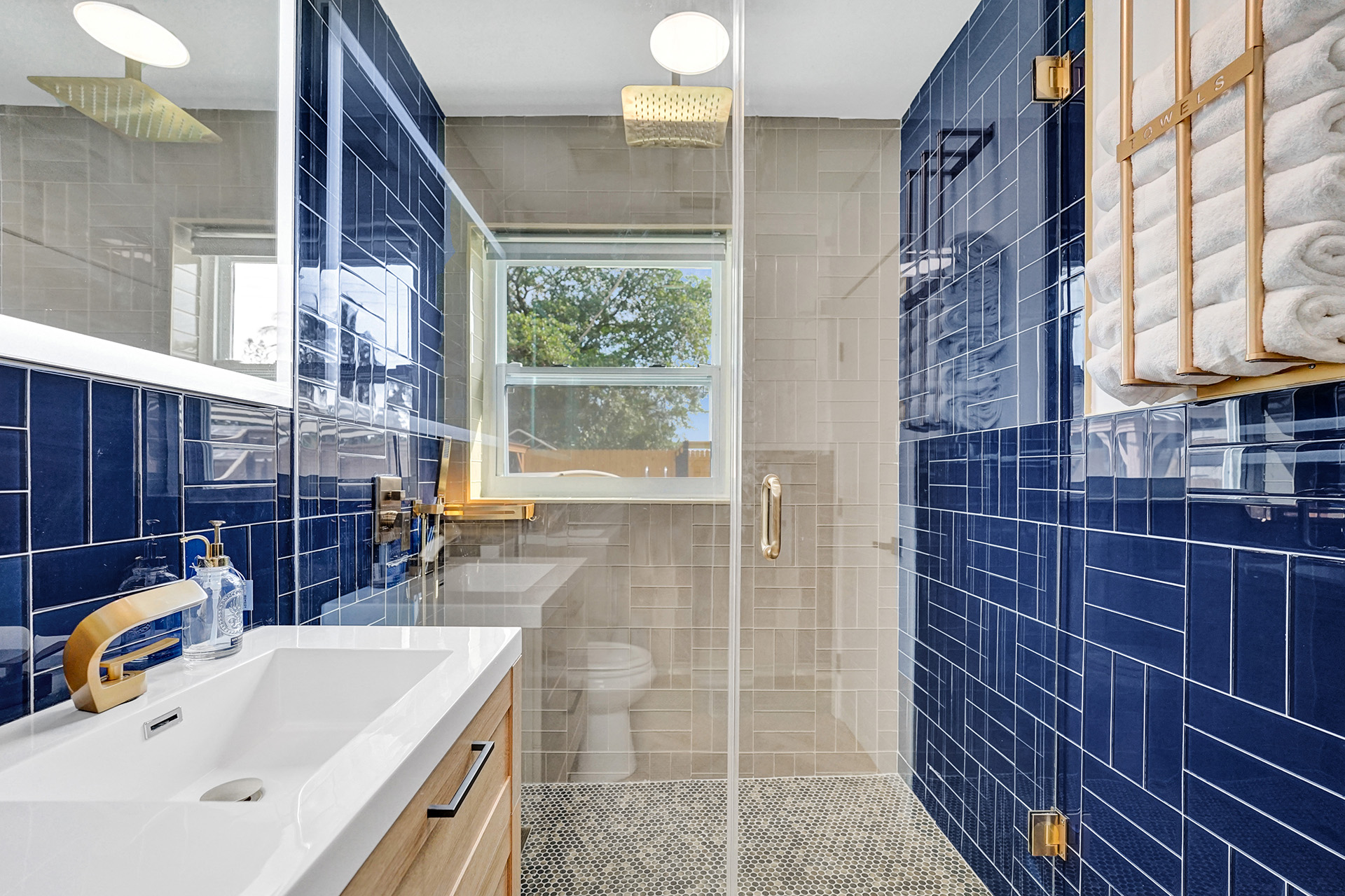 Hollywood Haven: Chic Comfort & Prime Location   - Hollywood