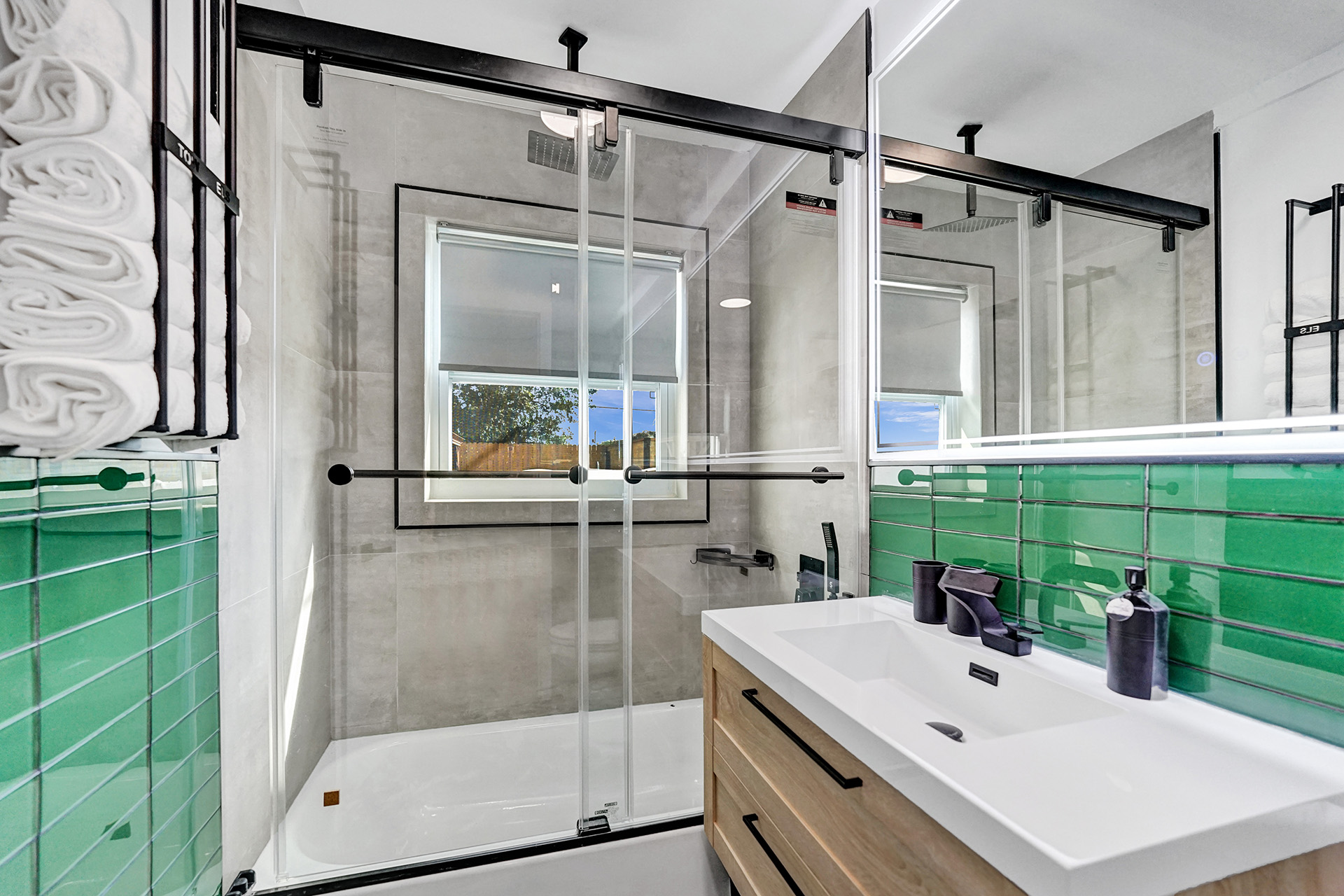 Hollywood Haven: Chic Comfort & Prime Location   - Hollywood