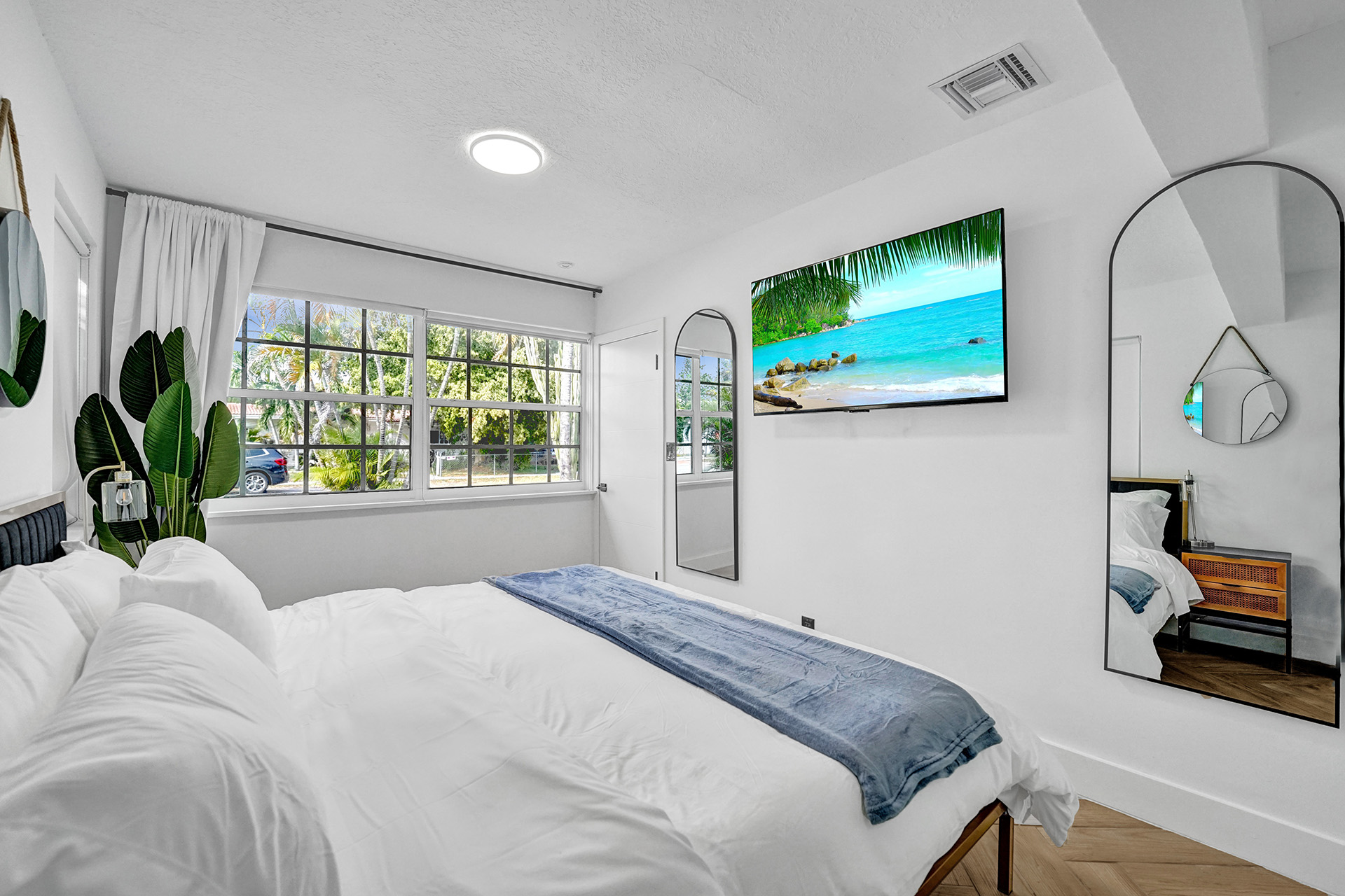 Hollywood Haven: Chic Comfort & Prime Location   - Hollywood