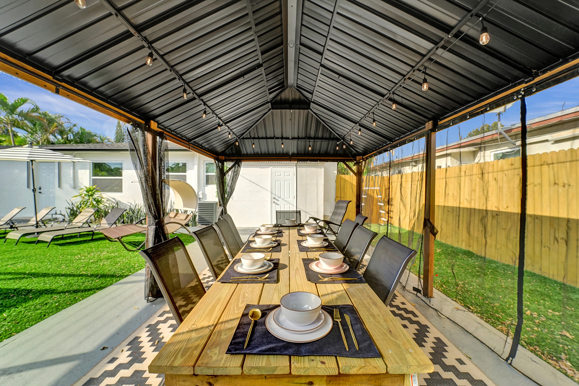 Hollywood Haven: Chic Comfort & Prime Location   - Hollywood