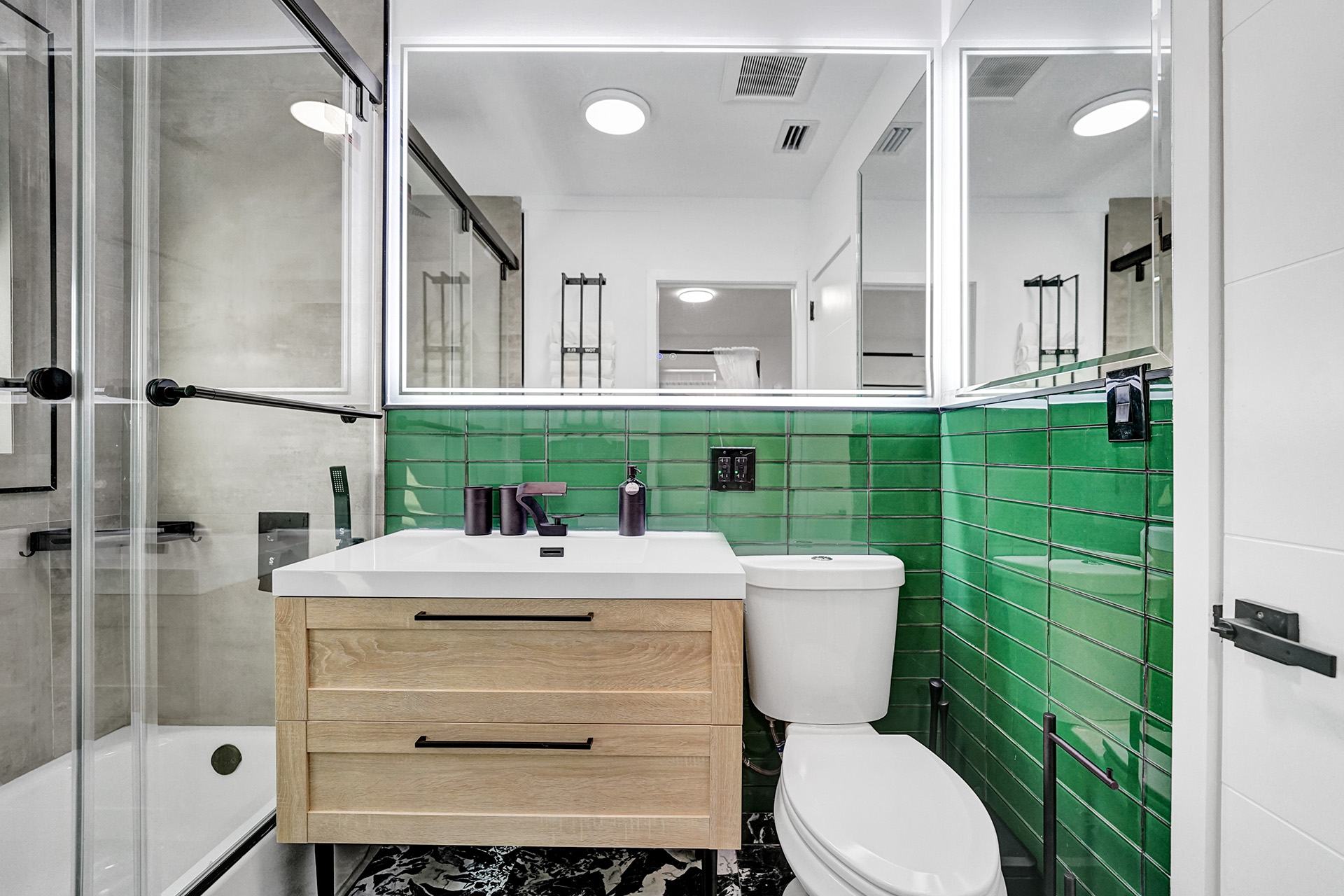 Hollywood Haven: Chic Comfort & Prime Location   - Hollywood