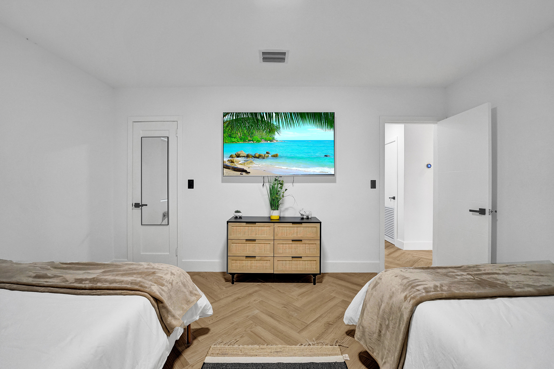 Hollywood Haven: Chic Comfort & Prime Location   - Hollywood