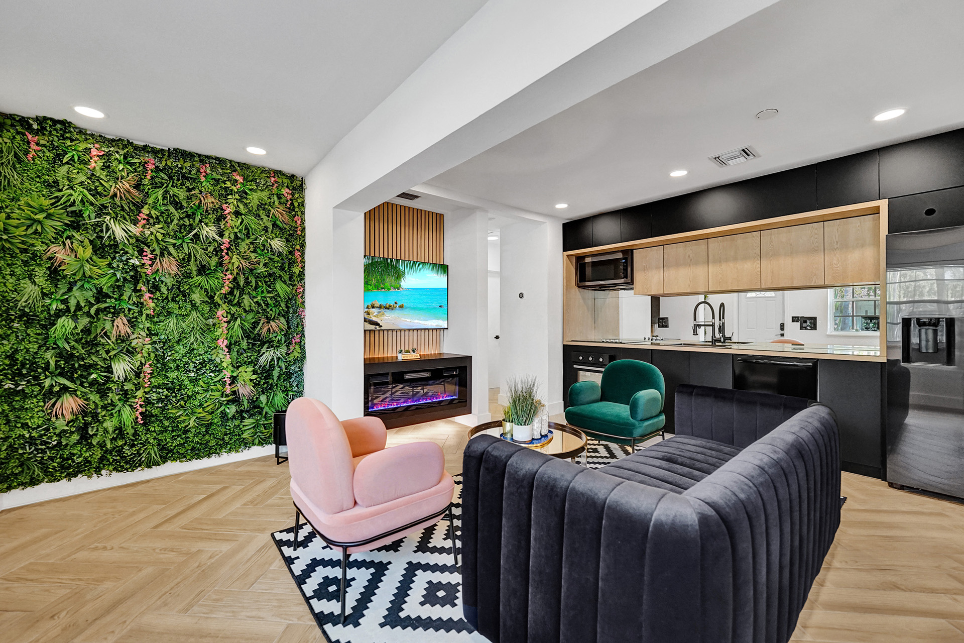 Hollywood Haven: Chic Comfort & Prime Location   - Hollywood