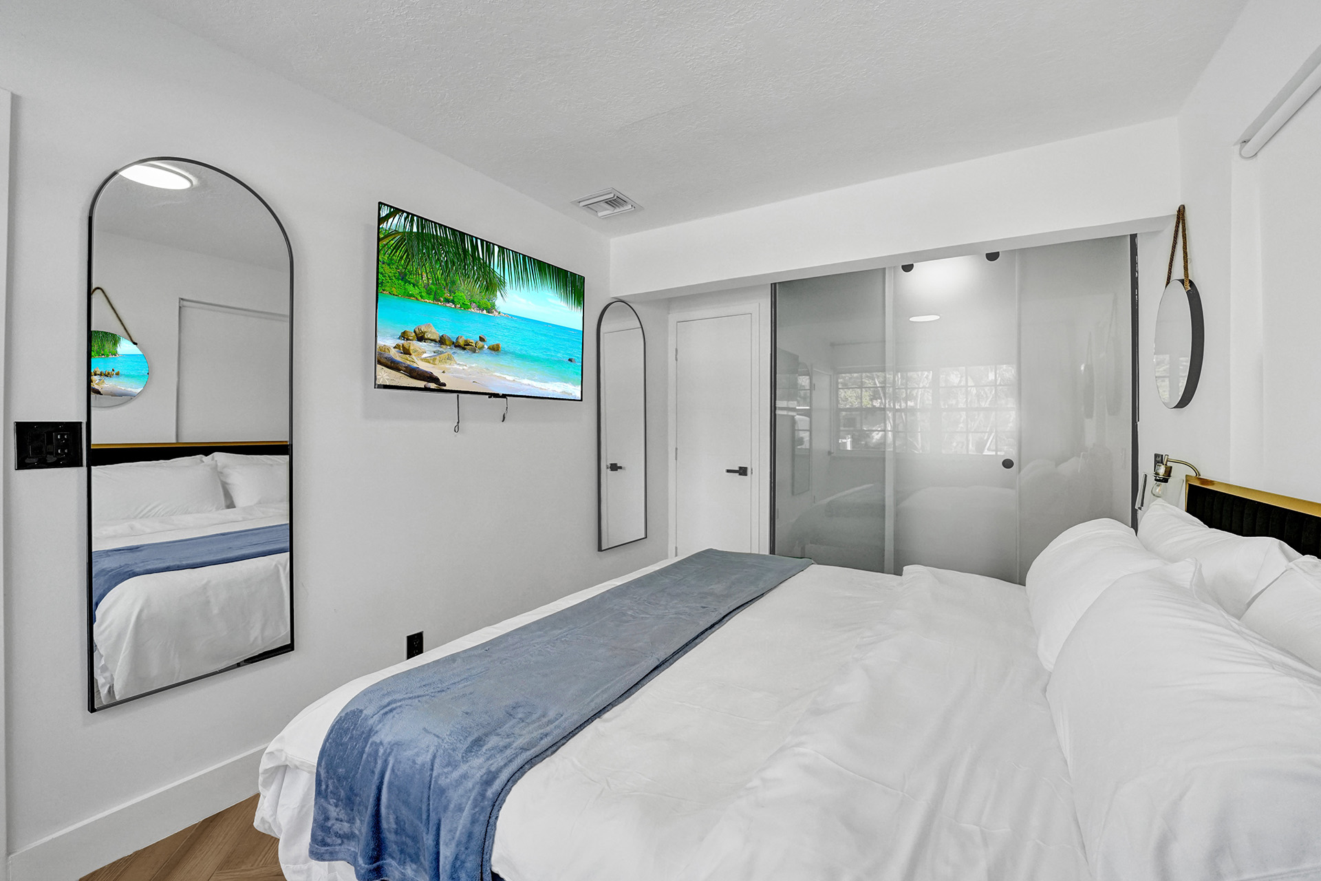 Hollywood Haven: Chic Comfort & Prime Location   - Hollywood