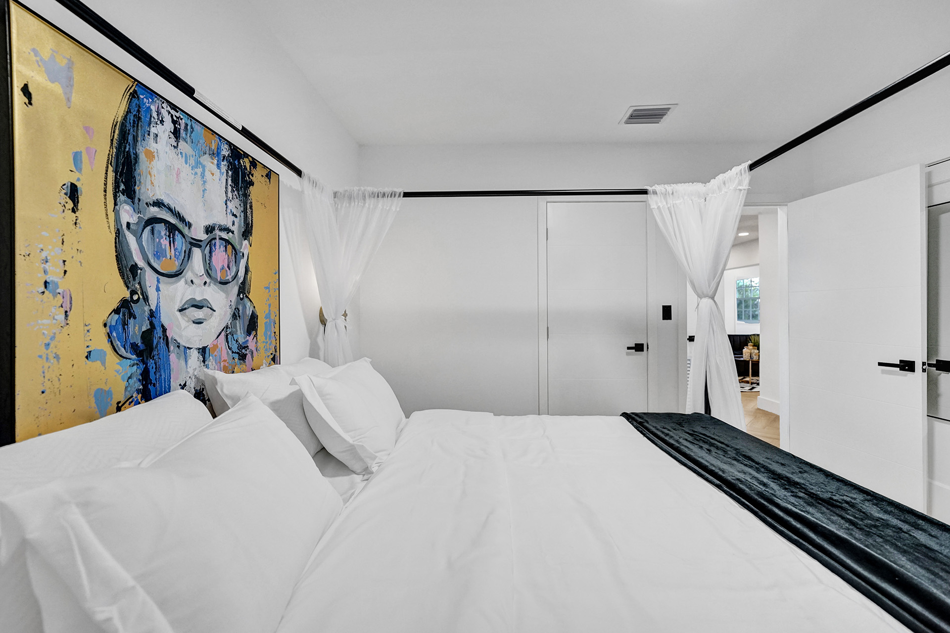 Hollywood Haven: Chic Comfort & Prime Location   - Hollywood