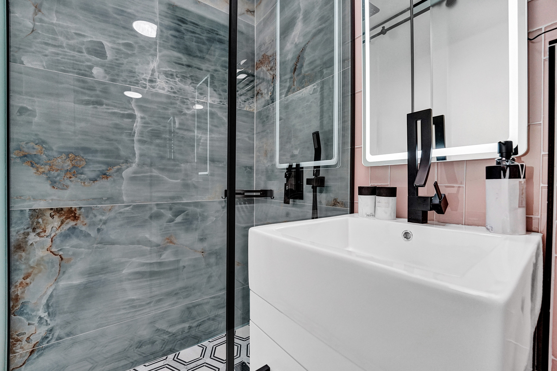 Hollywood Haven: Chic Comfort & Prime Location   - Hollywood