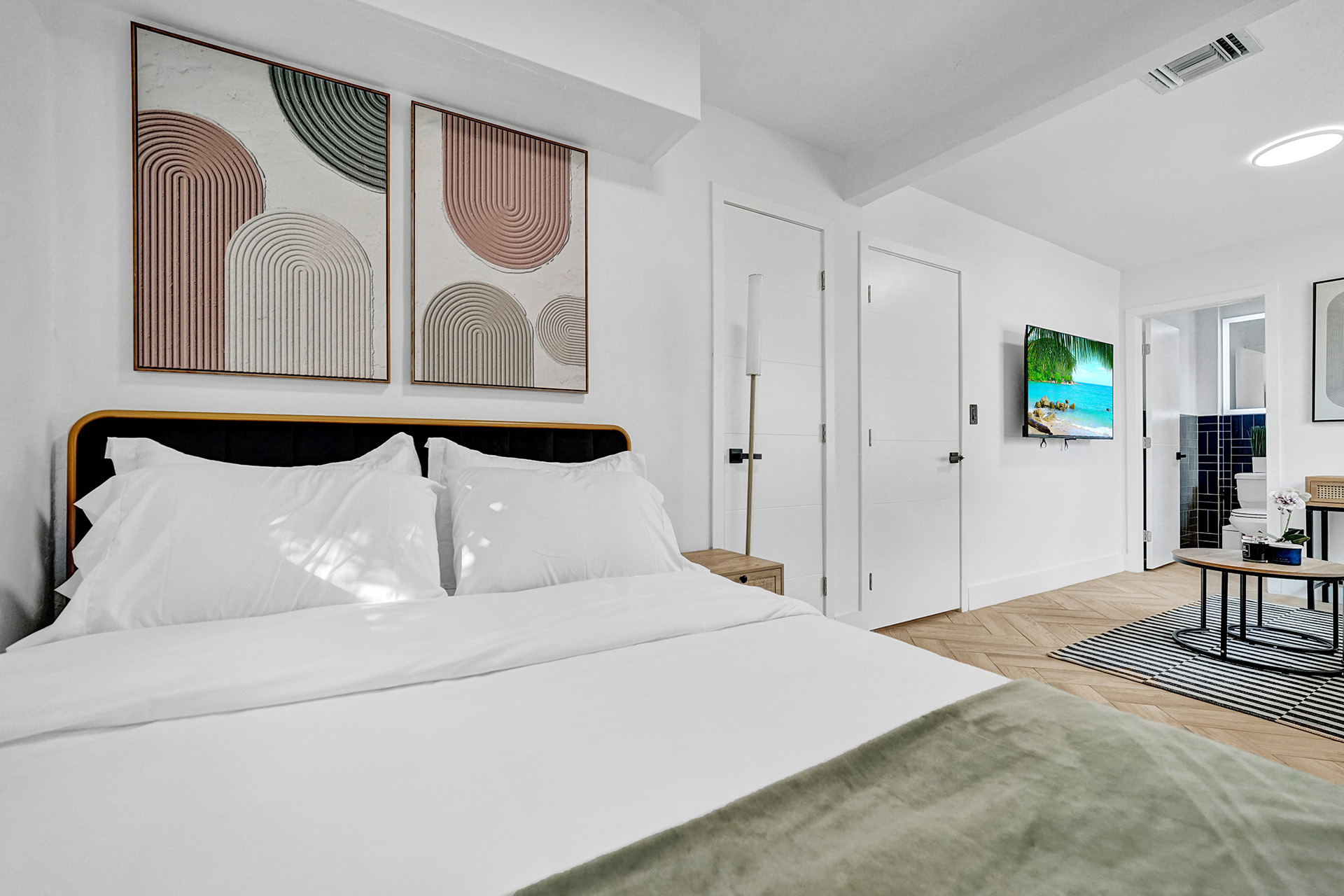 Hollywood Haven: Chic Comfort & Prime Location   - Hollywood