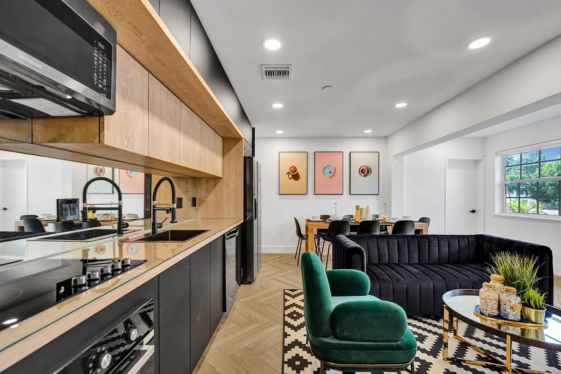 Hollywood Haven: Chic Comfort & Prime Location   - Hollywood