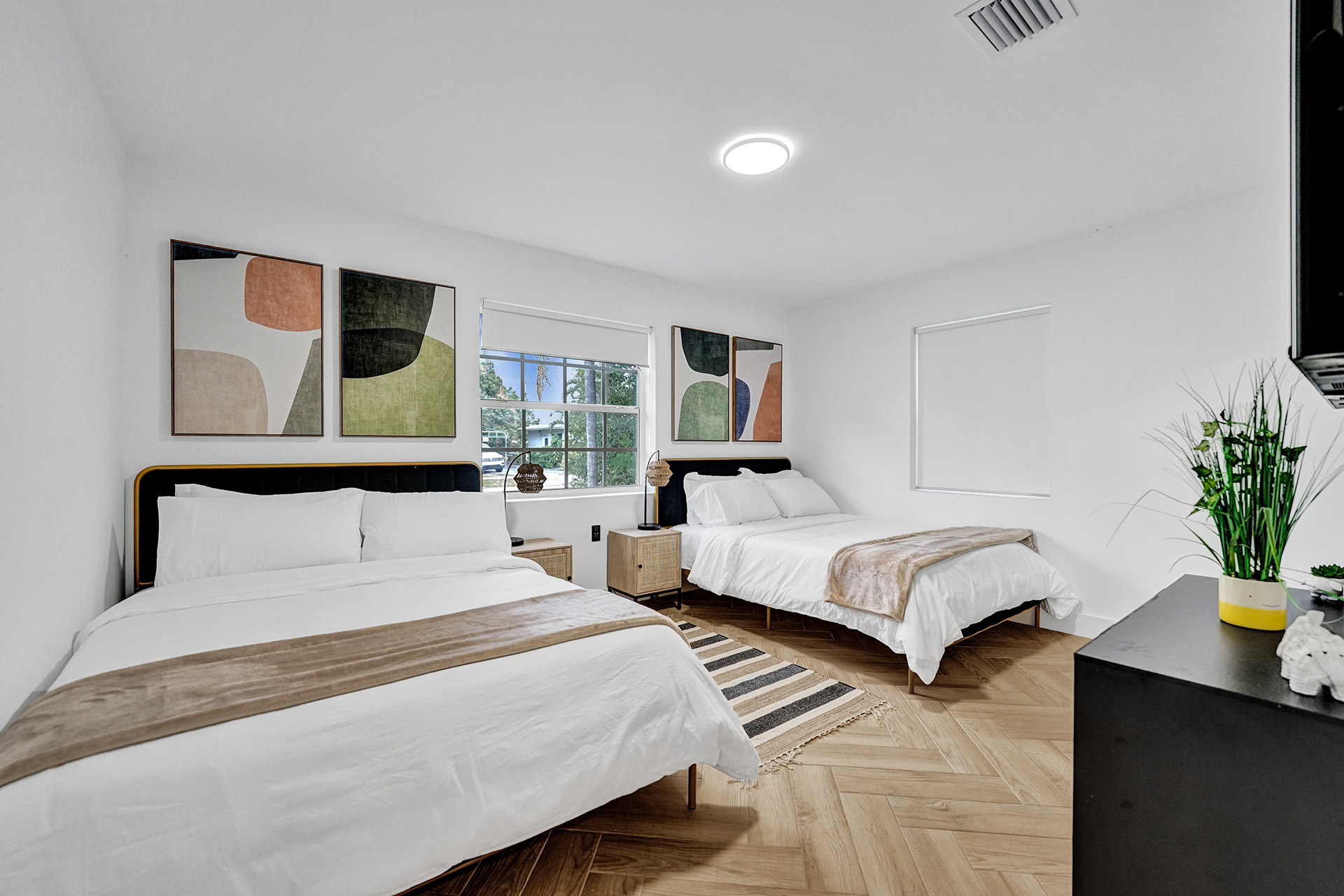 Hollywood Haven: Chic Comfort & Prime Location   - Hollywood