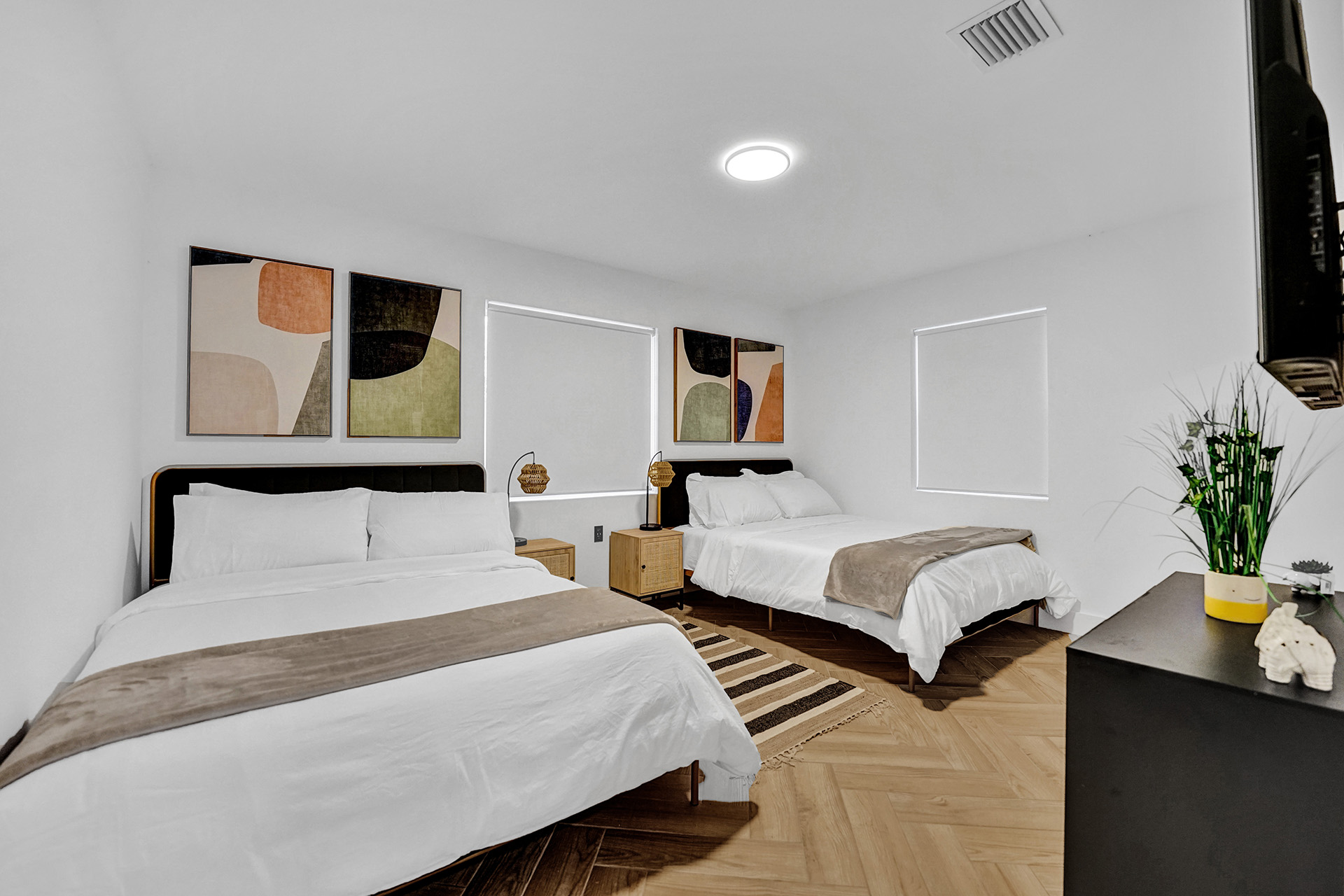 Hollywood Haven: Chic Comfort & Prime Location   - Hollywood