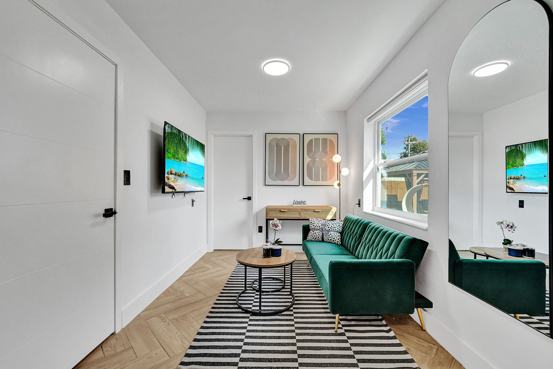 Hollywood Haven: Chic Comfort & Prime Location   - Hollywood