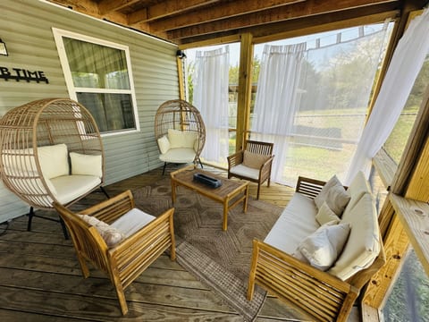 Hot tub Trendy Cottage 10 Mins to Broadway!