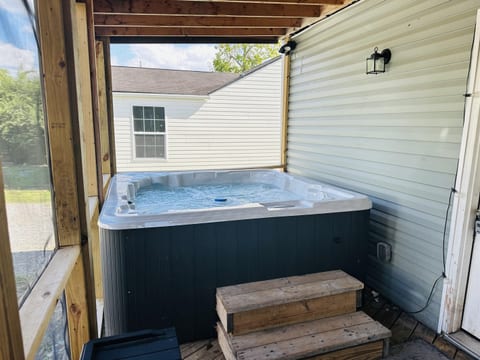 Hot tub Trendy Cottage 10 Mins to Broadway!