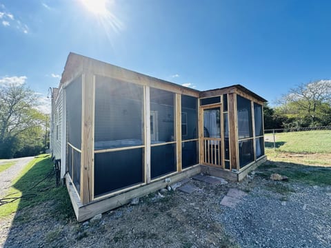 Hot tub Trendy Cottage 10 Mins to Broadway!