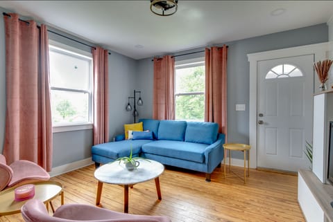 Hot tub Trendy Cottage 10 Mins to Broadway!