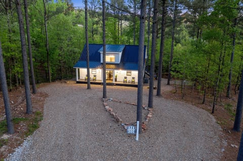 Beautifully set in the pine trees of Hochatown.