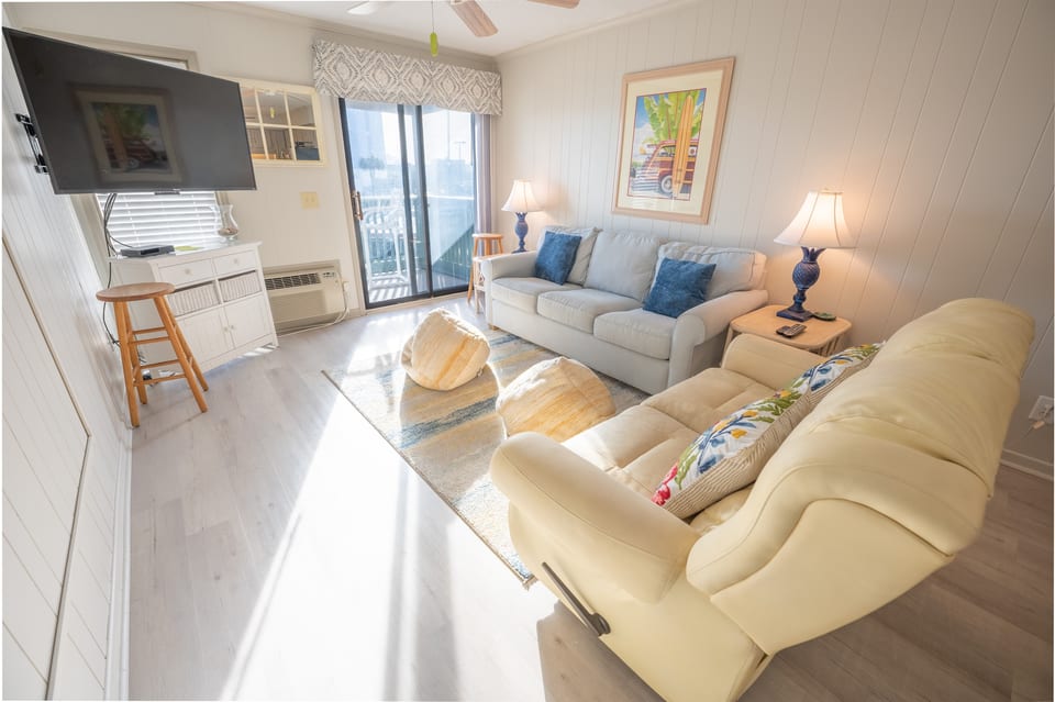 Large Living Room with HDTV!