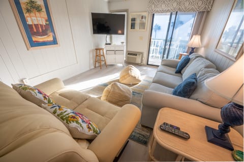 Large Living Room with HDTV!