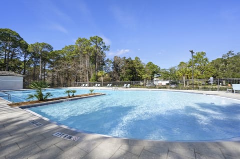 Zero entry resort pool, quick 4 min golf cart ride. HEATED year round 