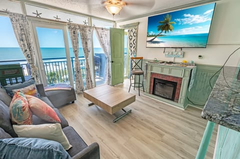 Amazing Living Room with Views of the Ocean 🌊☀️