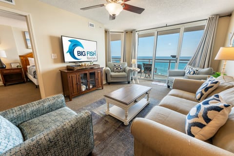 Living Room with Stunning Views🌊☀️