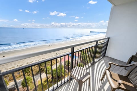 Balcony with Amazing Views of the Ocean