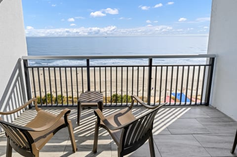 Balcony with Amazing Views of the Ocean