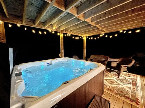Hot tub- private backs up to woods