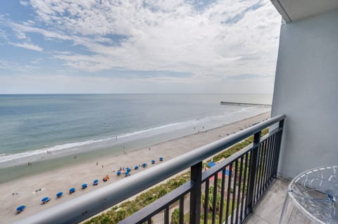 Balcony with Amazing Views of the Ocean