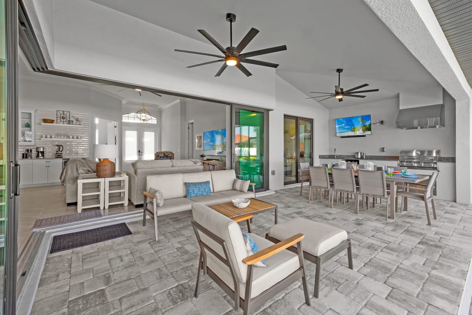 Pool area / dining area