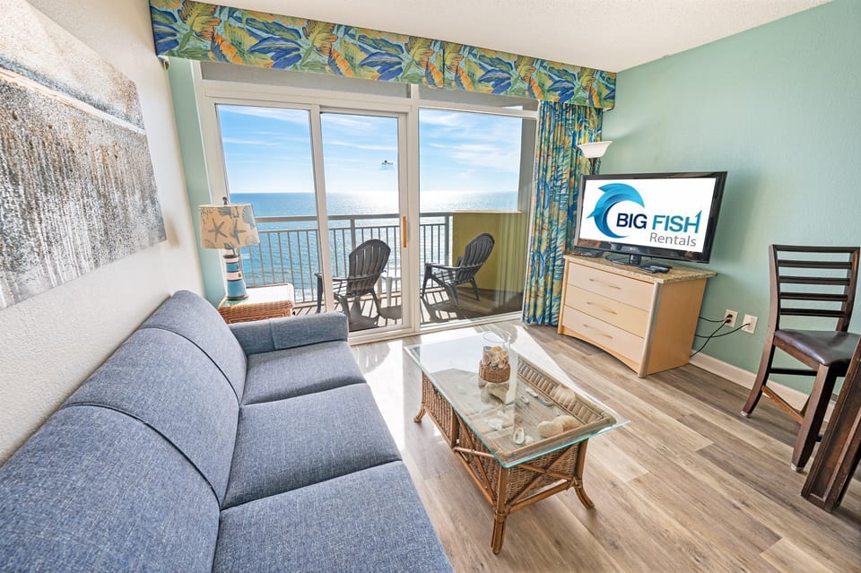 Living Room with Stunning Views🌊☀️