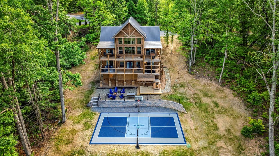 Rainbow Falls Lodge – Get ready to create memories that last a lifetime in this stunning cabin retreat!