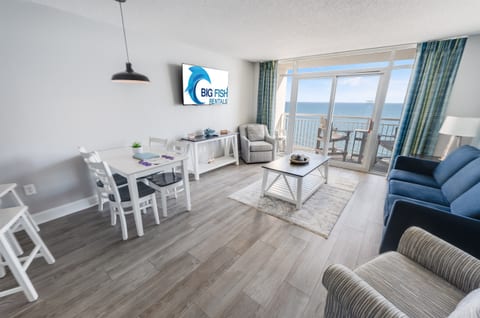 Living Room with Stunning Views🌊☀️