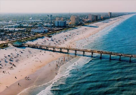Coastal vibes and endless sunsets – your perfect beach getaway in Jacksonville Beach awaits!