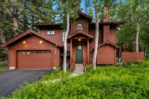 Welcome to your mountain getaway! 🌲🏡✨
Nestled among towering trees and lush greenery, this beautiful wood-sided cabin is ready to host your next unforgettable vacation. Turn the key, step inside, and let the relaxation begin.