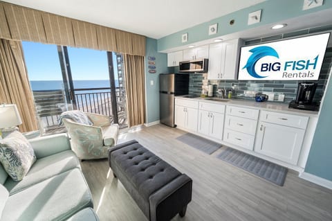 Living Room with Stunning Views🌊☀️