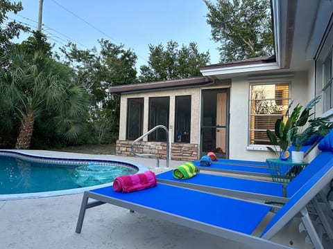 With 8 sets of loungers, choose between sun and shade at all times of day.