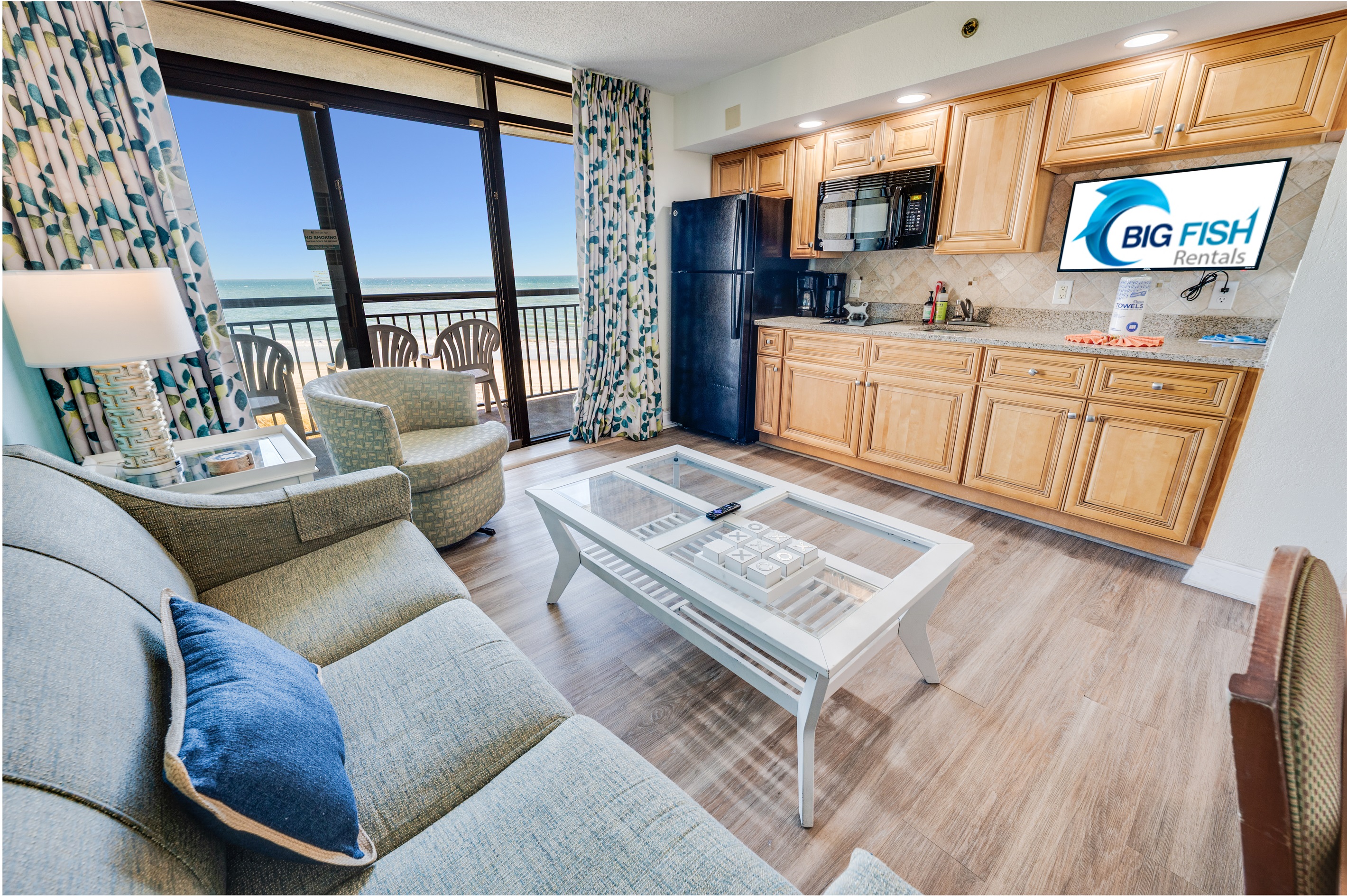 Living Room with Stunning Views🌊☀️
