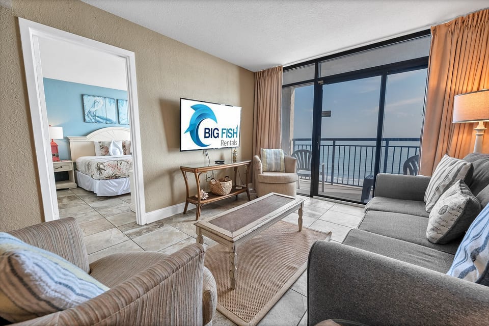 Amazing Living Room with Stunning Views🌊☀️