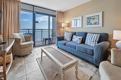 Amazing Living Room with Stunning Views🌊☀️