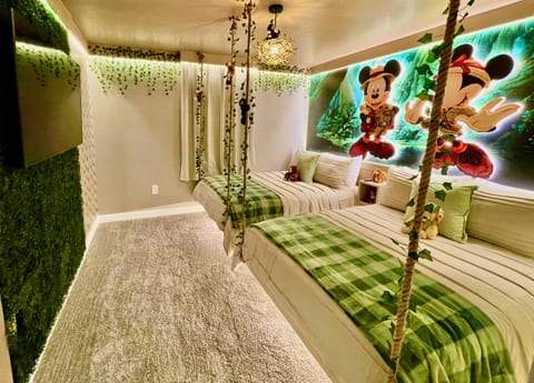 2588-Stunning Themed-House at Storey Lake