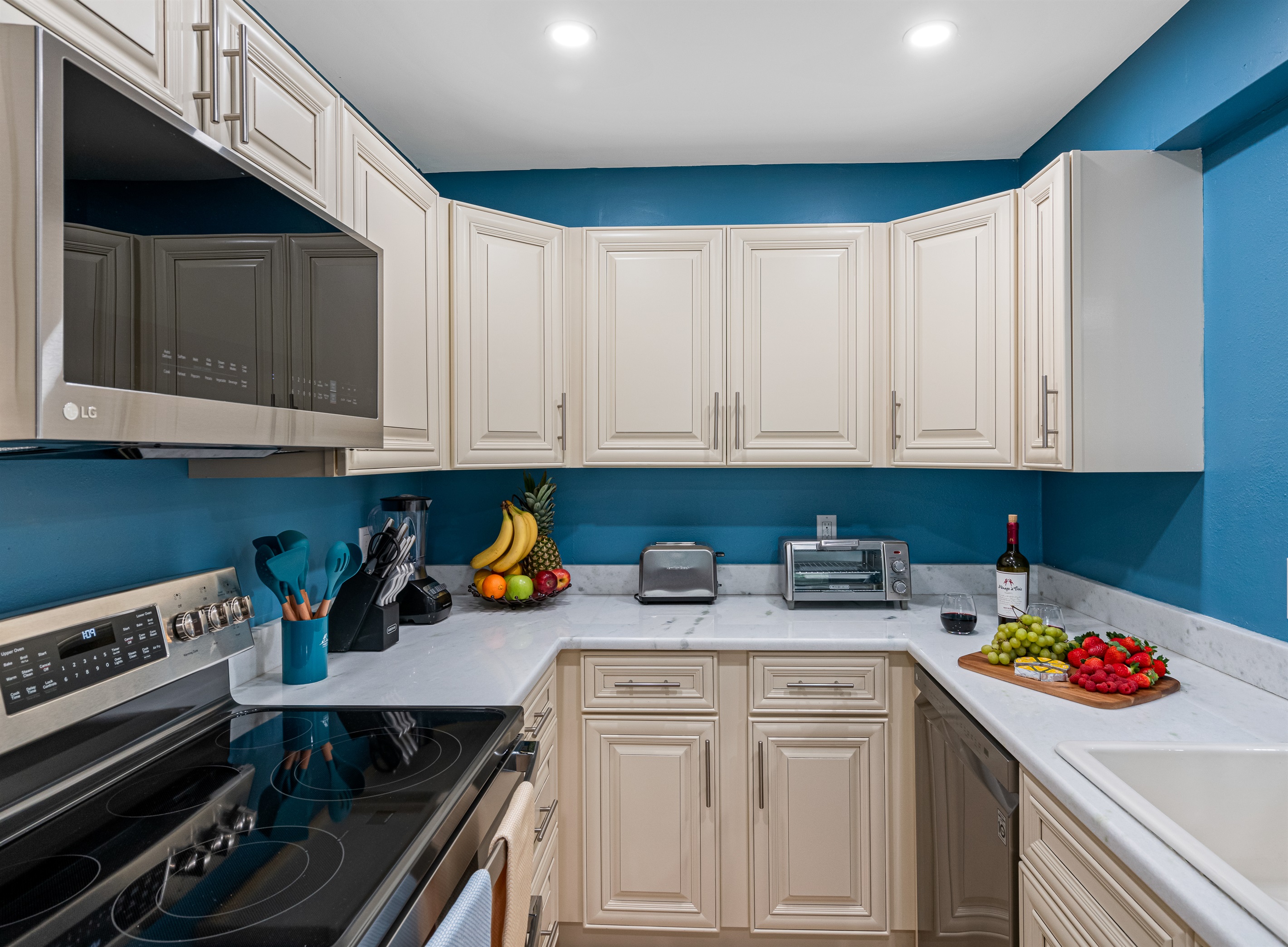 The clean lines and minimalist aesthetic create a sense of spaciousness, allowing you to navigate the kitchen with ease while maintaining a clutter-free environment.