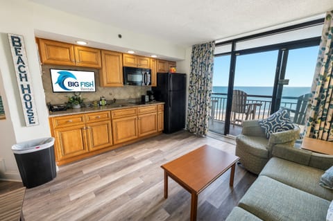 Living Room with Stunning Views🌊☀️