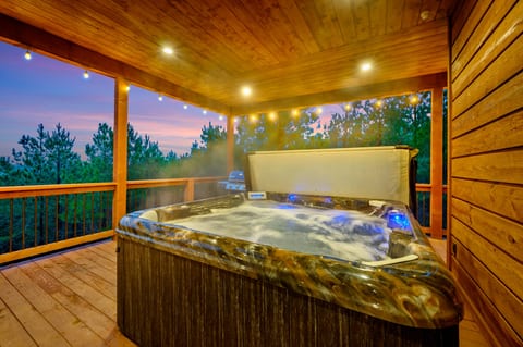 Large 7-person hot tub!