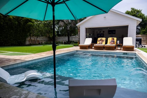 Your private backyard retreat. ☀️
Cool off in the sparkling pool, relax on the in-water loungers, and soak up the Florida sunshine under the oversized umbrella.