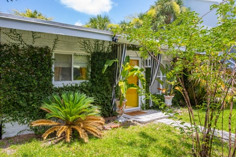 Bamboo Beach Cottage on Jones