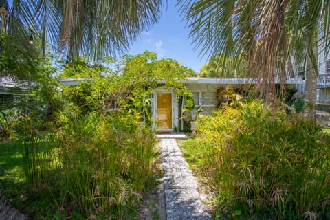 Bamboo Beach Cottage on Jones