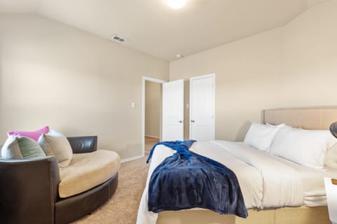 The Zen Den - 4 Bedroom home w/ unbelievable massage chair!