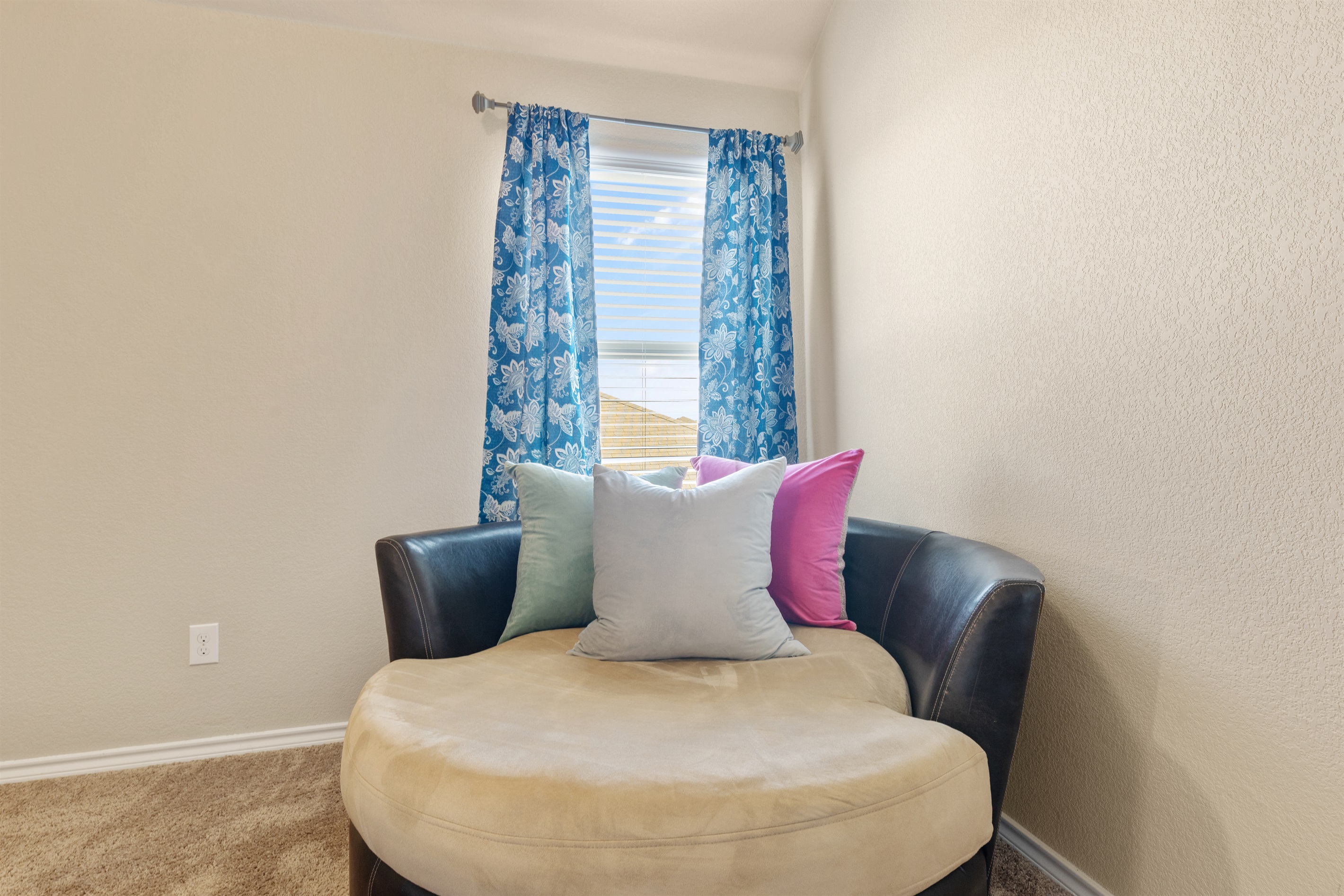 The Zen Den - 4 Bedroom home w/ unbelievable massage chair! - Fort Worth The Zen Den - 4 Bedroom home w/ unbelievable massage chair! - Fort Worth