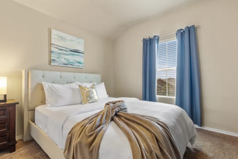 The Zen Den - 4 Bedroom home w/ unbelievable massage chair!
